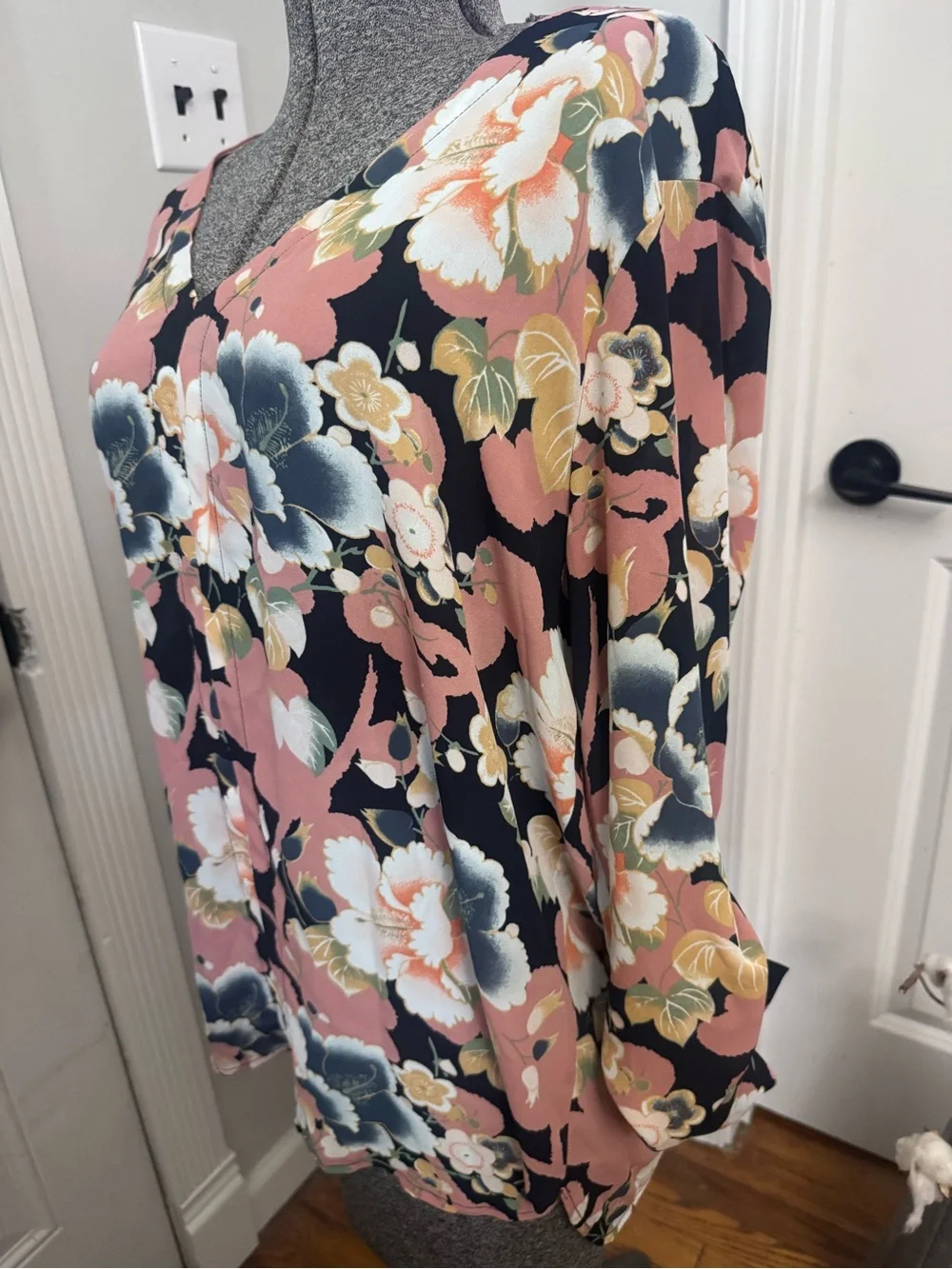 LOFT Pink Floral V-Neck Blouse with Navy & Cream Accents XL NWT - Picture 3 of 6